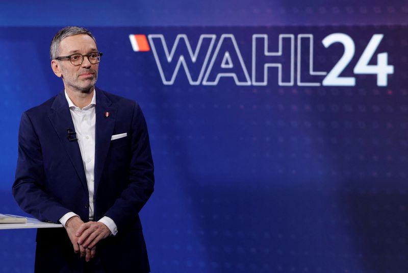 © Reuters. Head of Freedom Party (FPOe) Herbert Kickl waits for the start of a TV discussion in Vienna, Austria, September 23, 2024. REUTERS/Leonhard Foeger/File Photo