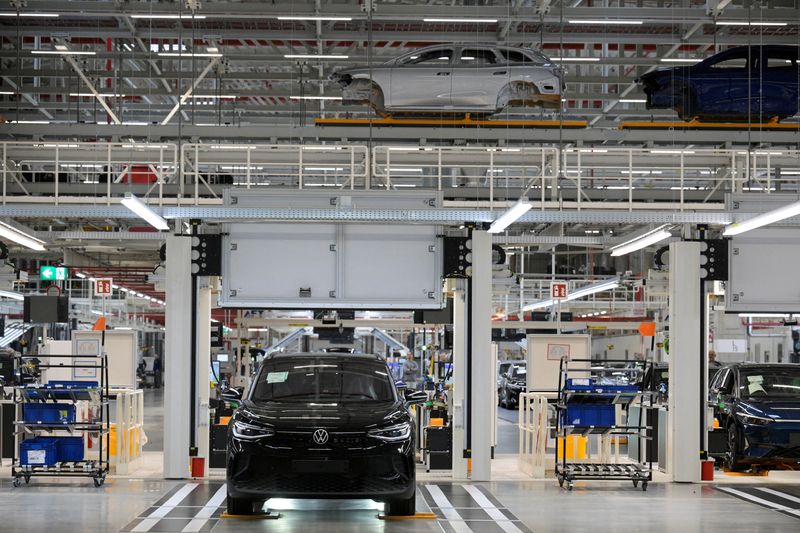 © Reuters. FILE PHOTO: General view at the Volkswagen plant in Emden, Germany September 20, 2024. REUTERS/Fabian Bimmer/File Photo