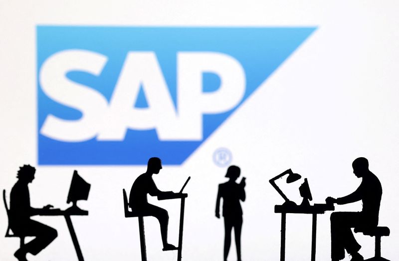 © Reuters. FILE PHOTO: Figurines with computers and smartphones are seen in front of SAP logo in this illustration taken, February 19, 2024. REUTERS/Dado Ruvic/Illustration/File Photo