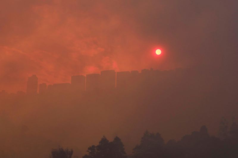 © Reuters. Smoke from a wildfire obscures the sun, in Quito, Ecuador September 24, 2024. REUTERS/Karen Toro    