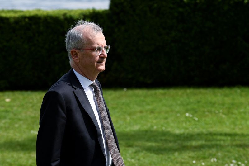 © Reuters. FILE PHOTO: Bank of France Governor Francois Villeroy de Galhau walks on the final day of the G7 Finance Ministers and Central Bank Governors' Meeting in Stresa, Italy May 25, 2024. REUTERS/Massimo Pinca/File photo