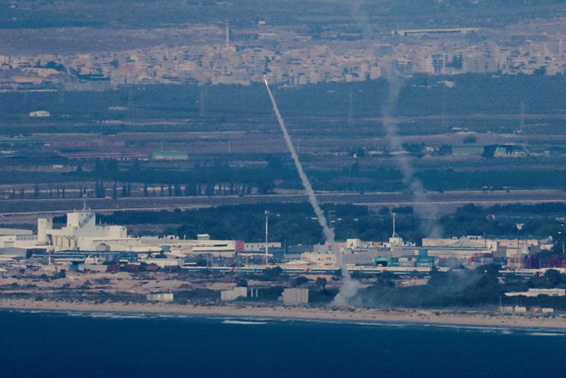 © Reuters. Israel's Iron Dome anti-missile system operates for interceptions as rockets are launched from Lebanon towards Israel, amid cross-border hostilities between Hezbollah and Israel, as seen from Haifa, Israel, September 24, 2024. REUTERS/Ammar Awad