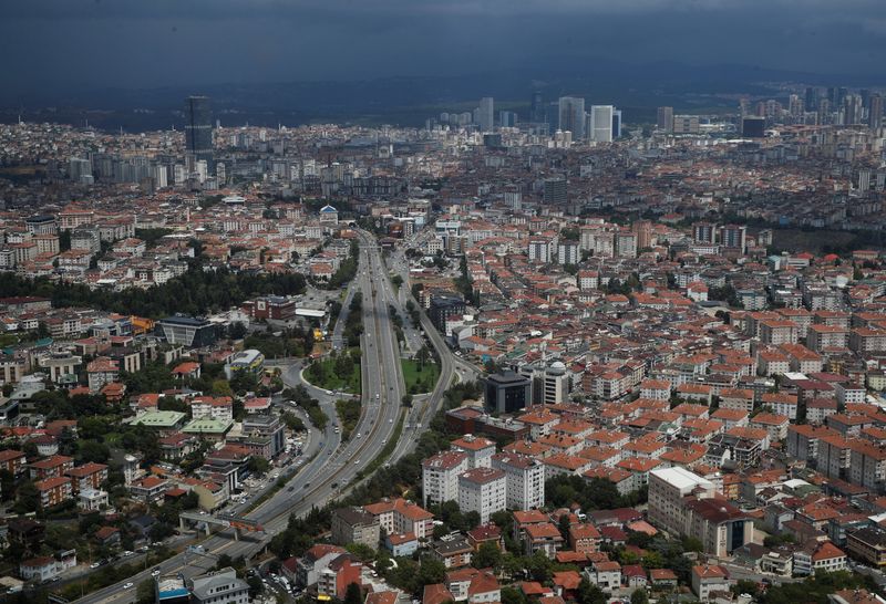 © Reuters. FILE PHOTO: A view of residential areas in the Asian side of Istanbul, Turkey, July 26, 2024. REUTERS/Dilara Senkaya/File photo