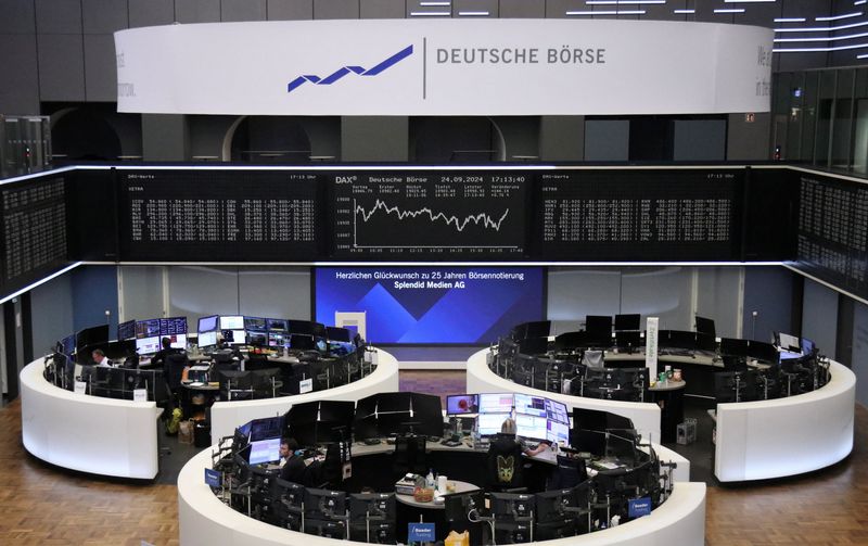 © Reuters. The German share price index DAX graph is pictured at the stock exchange in Frankfurt, Germany, September 24, 2024.     REUTERS/Staff