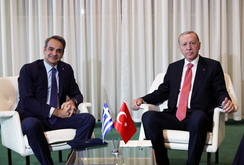 © Reuters. Turkish President Tayyip Erdogan meets with Greek Prime Minister Kyriakos Mitsotakis on the sidelines of the 