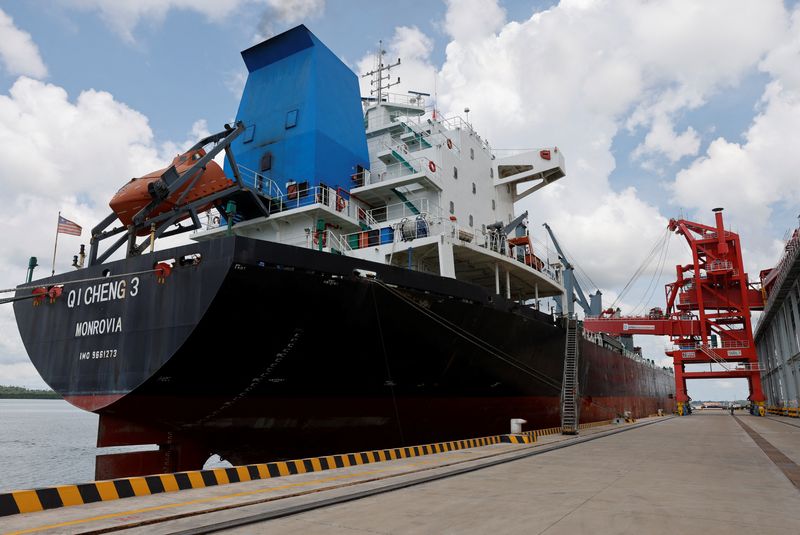 © Reuters. FILE PHOTO: A 35,000-tonnage vessel is docked at Shandong Nanshan Aluminium's Bintan Indonesia terminal loading alumina for export in Bintan, Indonesia May 5, 2023. REUTERS/Edgar Su/File photo