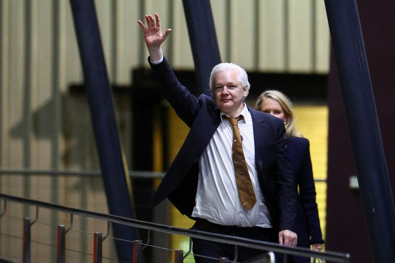 © Reuters. WikiLeaks founder Julian Assange waves as he arrives in Canberra, Australia, June 26, 2024. REUTERS/Edgar Su/ File Photo