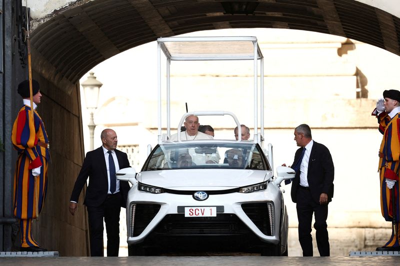 &copy; Reuters. Pope Francis arrives on popemobile equipped with plexiglass for the weekly general audience in St. Peter's Square at the Vatican, September 25, 2024. REUTERS/Guglielmo Mangiapane