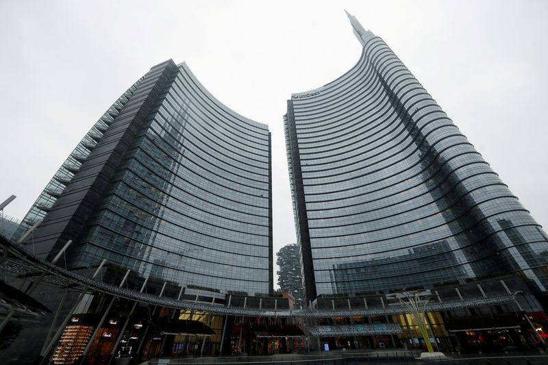 &copy; Reuters. Una vista della sede di Unicredit, dove molti dipendenti lavorano da casa a causa di un'epidemia di coronavirus, a Milano, Italia, 2 marzo 2020. REUTERS/Yara Nardi