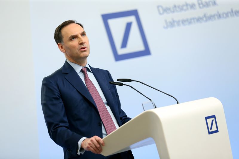 &copy; Reuters. James von Moltke, direttore finanziario di Deutsche Bank AG, parla durante la conferenza stampa annuale della banca a Francoforte, Germania, il 30 gennaio 2020. REUTERS/Ralph Orlowski/