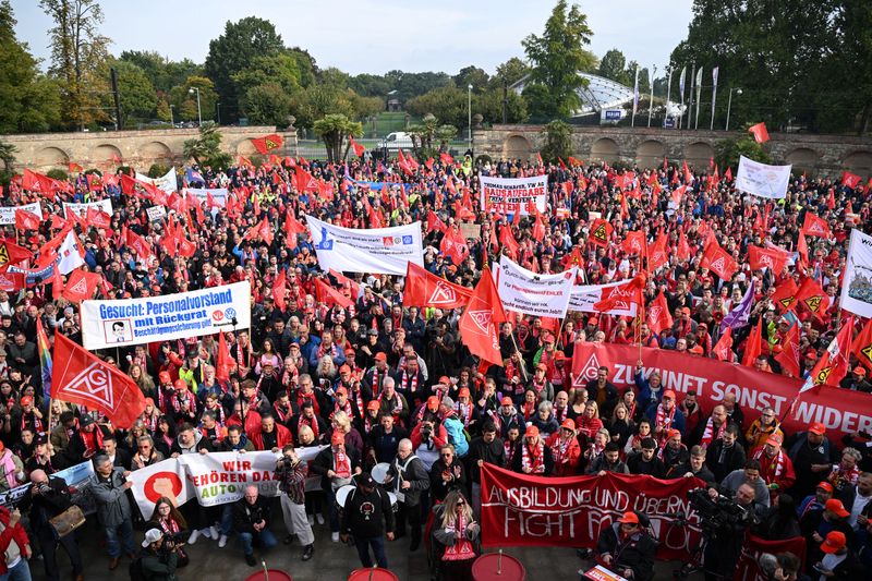 © Reuters. Workers attend a rally to protest against plant closures and compulsory redundancies before Volkswagen AG and the industrial union IG Metall start talks over a new labour agreement for six of its German plants, in Hanover, Germany, September 25, 2024. REUTERS/Annegret Hilse