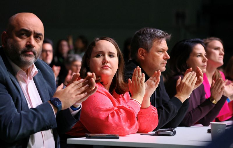 © Reuters. Germany's Greens party co-leaders Omid Nouripour, Ricarda Lan, German Economy and Climate Protection Minister Robert Habeck and German Foreign Minister Annalena Baerbock applause during the 49th Greens party convention in Rheinstetten, near Karlsruhe, Germany, November 25, 2023. REUTERS/Wolfgang Rattay