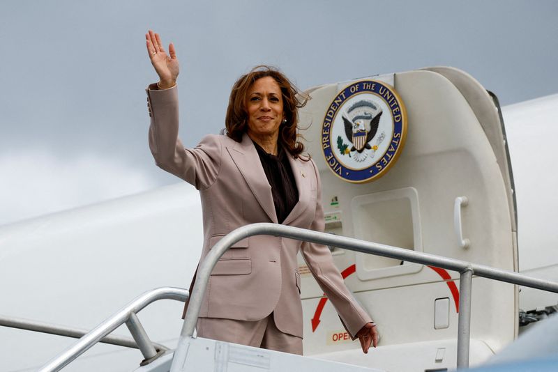 &copy; Reuters. FILE PHOTO: Democratic presidential nominee and U.S. Vice President Kamala Harris departs for Washington at Philadelphia International Airport in Philadelphia, Pennsylvania, U.S., September 17, 2024. REUTERS/Piroschka van de Wouw/File Photo