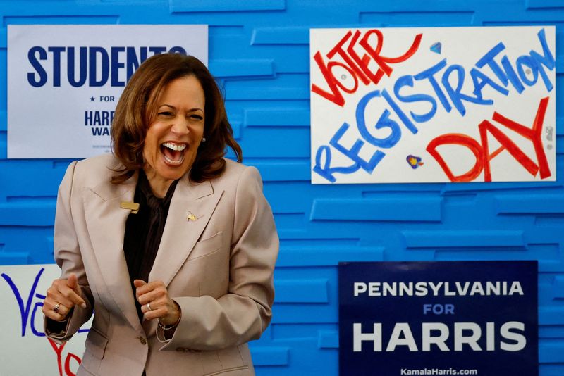 &copy; Reuters. FILE PHOTO: Democratic presidential nominee and U.S. Vice President Kamala Harris reacts during a visit at the Community College of Philadelphia, in Philadelphia, Pennsylvania, U.S., September 17, 2024. REUTERS/Piroschka van de Wouw/File Photo