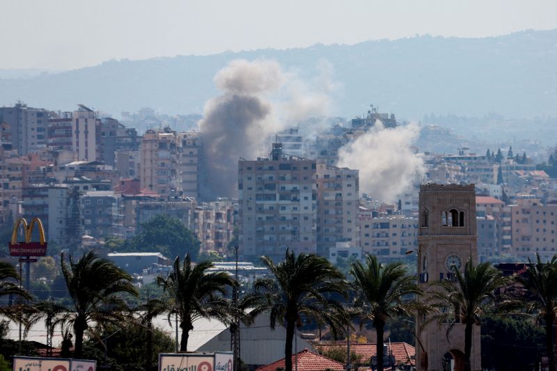 &copy; Reuters. Smoke billows from damaged buildings over southern Lebanon following an Israeli strike, amid ongoing cross-border hostilities between Hezbollah and Israeli forces, as seen from Tyre, Lebanon September 25, 2024. REUTERS/Aziz Taher