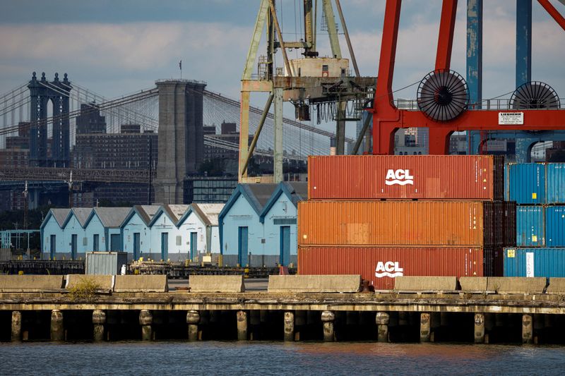 &copy; Reuters. Shipping containers are stacked on a pier at the Red Hook Terminal in Brooklyn, New York, U.S., September 20, 2024.  REUTERS/Brendan McDermid/File Photo