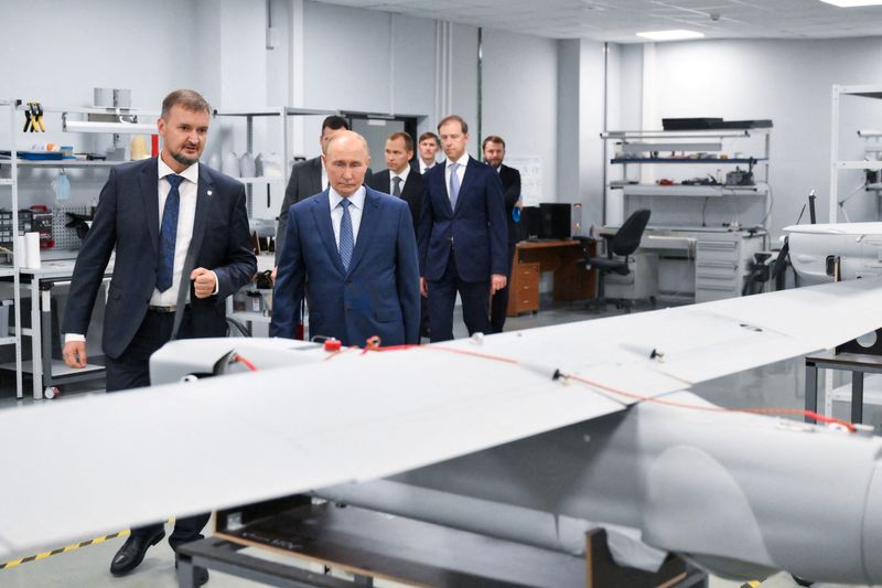 © Reuters. Vladimir Putin visits a drone-production facility, Saint Petersburg, September 19, 2024. Sputnik/Grigory Sysoyev/Kremlin via REUTERS