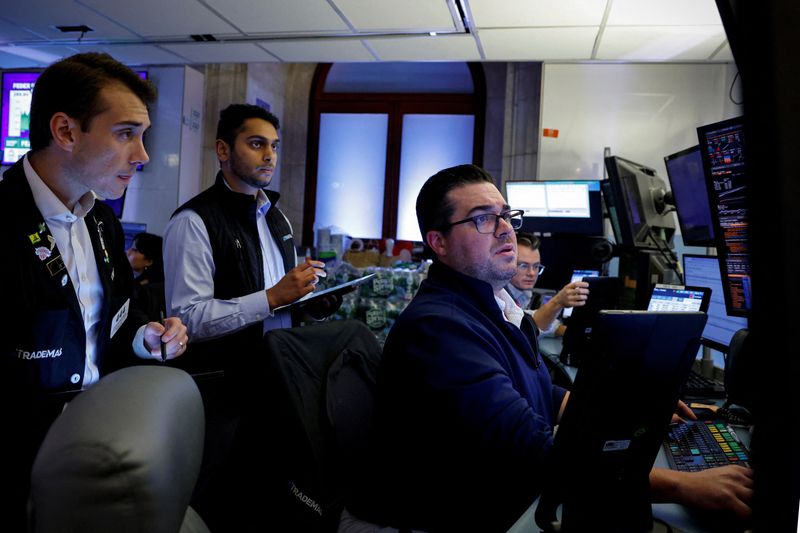 © Reuters. Traders work on the floor at the New York Stock Exchange (NYSE) in New York City, U.S., September 19, 2024.  REUTERS/Brendan McDermid/File Photo