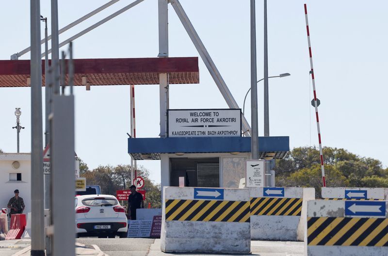 © Reuters. A view of the security gate of RAF Akrotiri, a British military base in Cyprus, September 25, 2024. REUTERS/Yiannis Kourtoglou