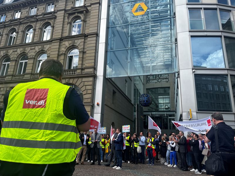 © Reuters. FILE PHOTO: Employees of Commerzbank of German trade union Verdi protest against a potential takeover battle by UniCredit, in front of the Commerzbank headquarters in Frankfurt, Germany, September 24, 2024.     REUTERS/Tilmann Blasshofer/File Photo