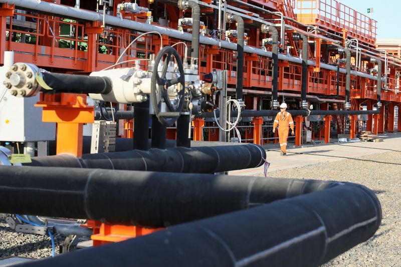 &copy; Reuters. Un operaio passa davanti alle infrastrutture dell'Isola D, il principale centro di lavorazione, presso il giacimento petrolifero offshore di Kashagan, nel Mar Caspio, nel Kazakistan occidentale, il 21 agosto 2013.  REUTERS/Stringer/File Photo