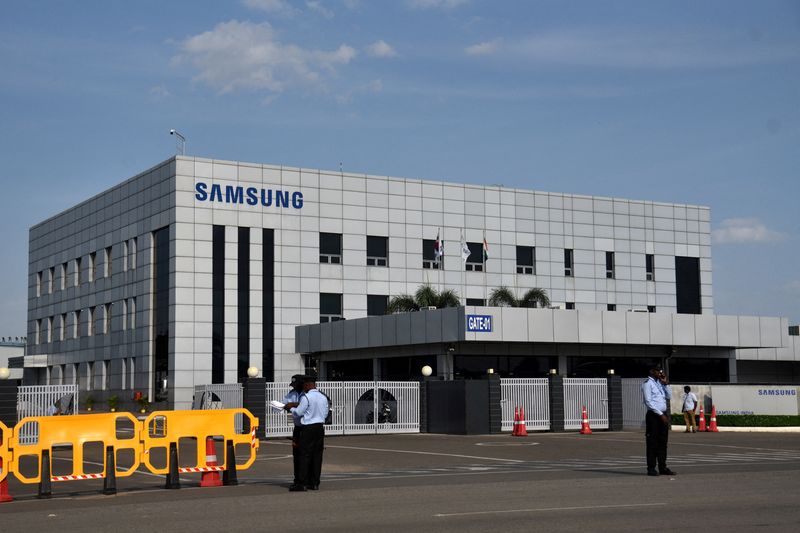 &copy; Reuters. FILE PHOTO: Security guards stand outside a Samsung facility during a strike by the factory workers demanding higher wages in Sriperumbudur, near the city of Chennai, India, September 16, 2024. REUTERS/Stringer/File Photo