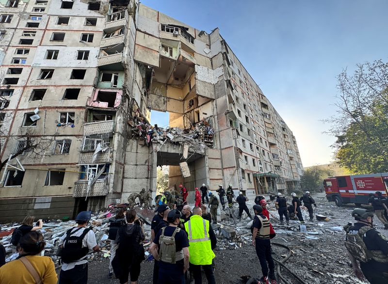 &copy; Reuters. Firefighters and rescuers work at the site of an apartment building hit by a Russian air strike, amid Russia's attack on Ukraine, in Kharkiv, September 24, 2024. REUTERS/Vitalii Hnidyi/File Photo