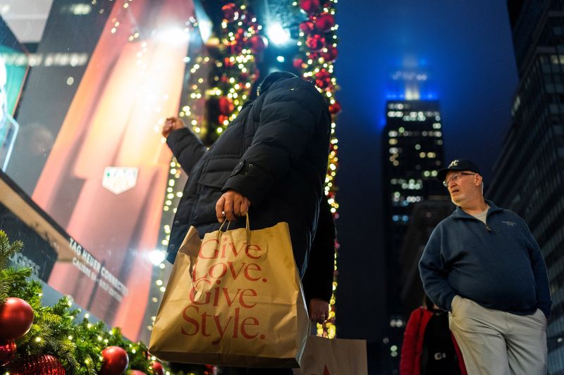 © Reuters. A man carries his shopping bags during the holiday season in New York City, U.S., December 10, 2023. REUTERS/Eduardo Munoz/File Photo