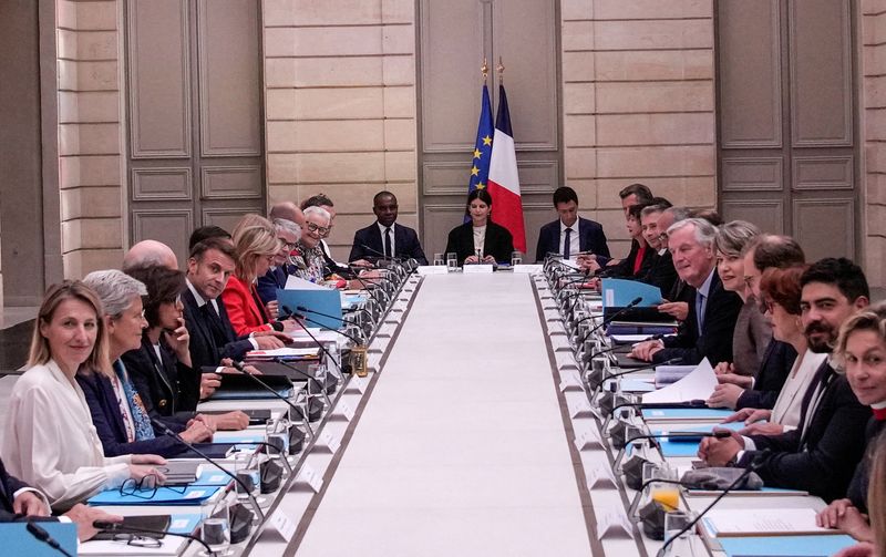 © Reuters. FILE PHOTO: French President Emmanuel Macron and Prime Minister Michel Barnier meet with members of the new government during the weekly cabinet meeting at the Elysee Palace in Paris, France, September 23, 2024. Christophe Ena/Pool via REUTERS/File Photo