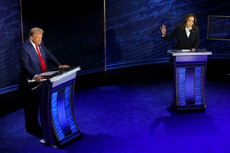 © Reuters. FILE PHOTO: Democratic presidential nominee, U.S. Vice President Kamala Harris speaks during a presidential debate hosted by ABC as Republican presidential nominee, former U.S. President Donald Trump listens, in Philadelphia, Pennsylvania, U.S., September 10, 2024. REUTERS/Brian Snyder/File Photo