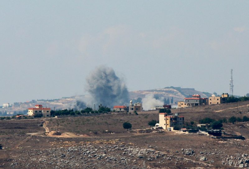 &copy; Reuters. Smoke billows over Nabatieh, amid ongoing cross-border hostilities between Hezbollah and Israeli forces, as seen from Marjayoun, near the border with Israel, September 25, 2024. REUTERS/Karamallah Daher