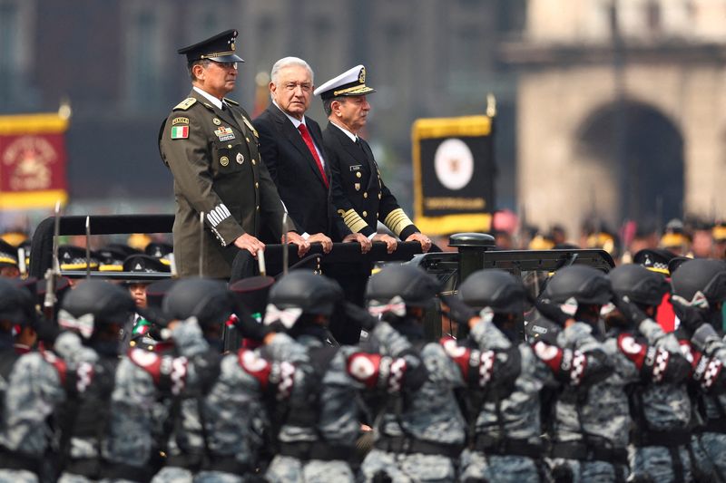 © Reuters. Mexico's President Andres Manuel Lopez Obrador takes part in a military parade to celebrate the Independence Day, his last one before he finishes his term on October 1, in Mexico City, Mexico September 16, 2024. REUTERS/Raquel Cunha/File Photo