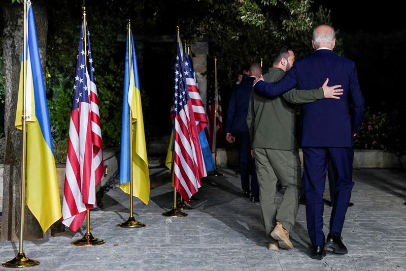 © Reuters. U.S President Joe Biden and Ukrainian President Volodymyr Zelenskiy walk after a bilateral meeting on the sidelines of the G7 summit, in Fasano, Italy, June 13, 2024. REUTERS/Kevin Lamarque/File Photo