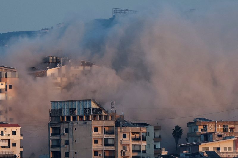 &copy; Reuters. Smoke billows over southern Lebanon following an Israeli strike, amid ongoing cross-border hostilities between Hezbollah and Israeli forces, as seen from Tyre, Lebanon September 25, 2024. REUTERS/Amr Abdallah Dalsh