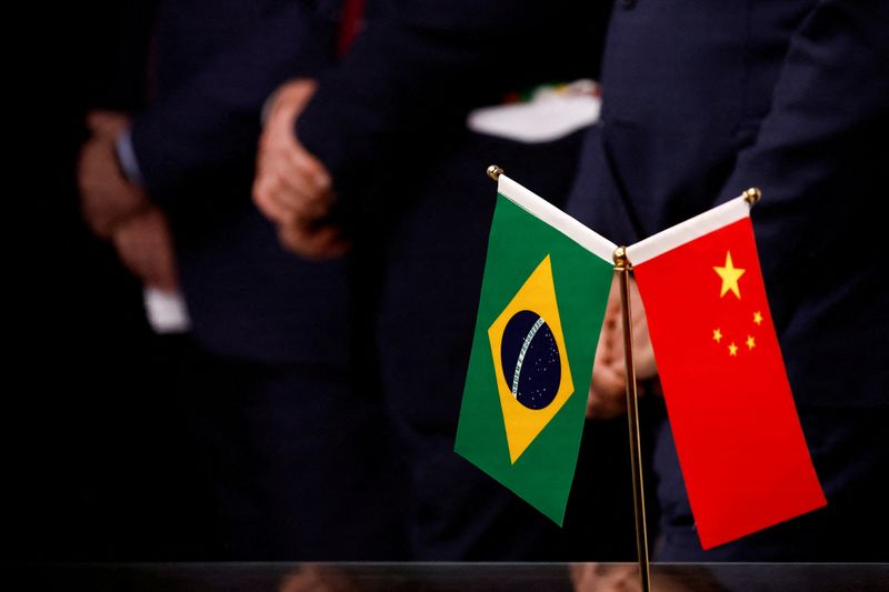 &copy; Reuters. Bandeiras de Brasil e China vistas em coletiva de imprensa na embaixada brasileira em Pequimn14/04/2023nREUTERS/Tingshu Wang/Pool