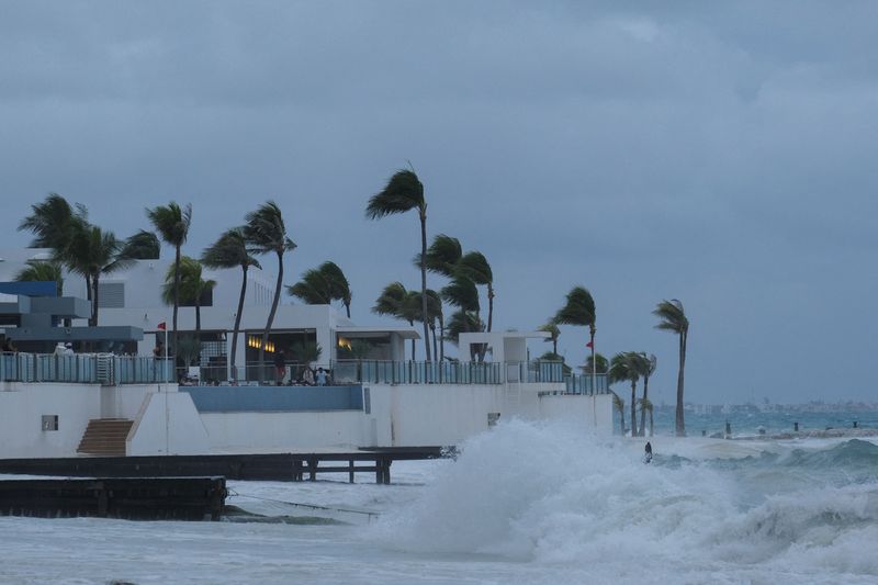 © Reuters. Palmeras balnçam enquanto tempestade  tropical Helene se aproxima da península de Yucatán, em Cancún, México
24/09/2024
REUTERS/Paola Chiomante