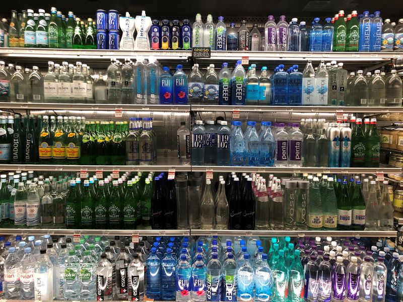 © Reuters. FILE PHOTO: Bottled water brands are seen in a supermarket in Los Angeles, California, U.S., March 21, 2019. REUTERS/Lucy Nicholson/File Photo