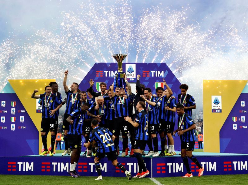 &copy; Reuters. FILE PHOTO: Soccer Football - Serie A - Inter Milan v Lazio - San Siro, Milan, Italy - May 19, 2024 Inter Milan's Lautaro Martinez and teammates celebrate with the trophy after winning the Serie A REUTERS/Alessandro Garofalo/File Photo