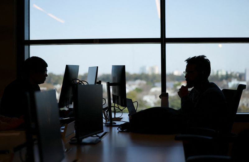 © Reuters. FILE PHOTO: Employees of e-commerce MercadoLibre work at the company's offices in Buenos Aires, Argentina September 6, 2024. REUTERS/Agustin Marcarian/File Photo