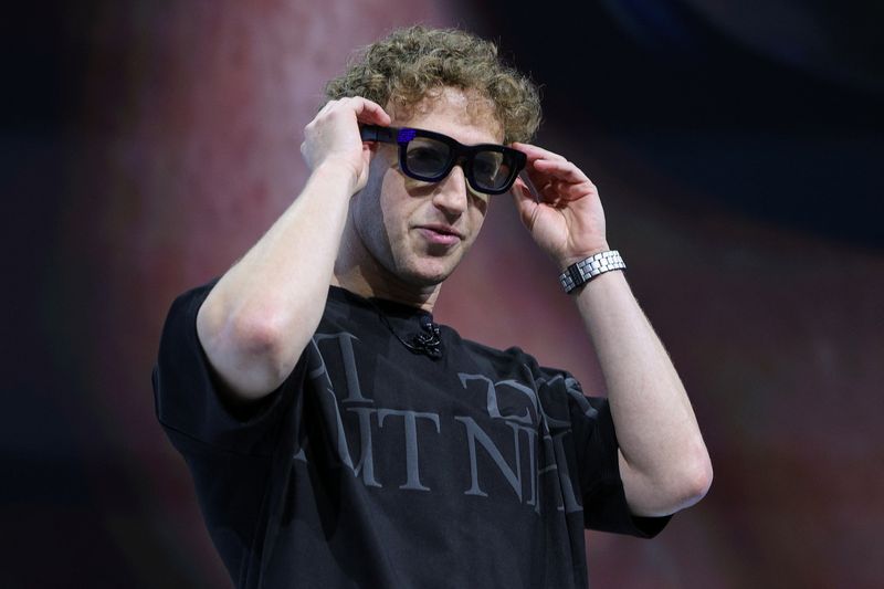 © Reuters. Meta CEO Mark Zuckerberg presents Orion AR Glasses, as he makes a keynote speech during the Meta Connect annual event, at the company's headquarters in Menlo Park, California, U.S. September 25, 2024. REUTERS/Manuel Orbegozo