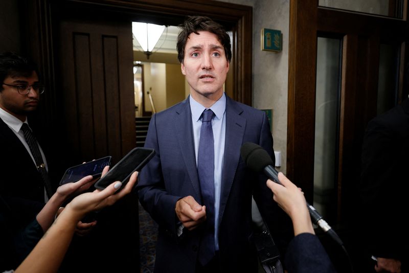 © Reuters. Canada's Prime Minister Justin Trudeau speaks to journalists before Question Period in the House of Commons foyer on Parliament Hill in Ottawa, Ontario, Canada September 25, 2024. REUTERS/Blair Gable