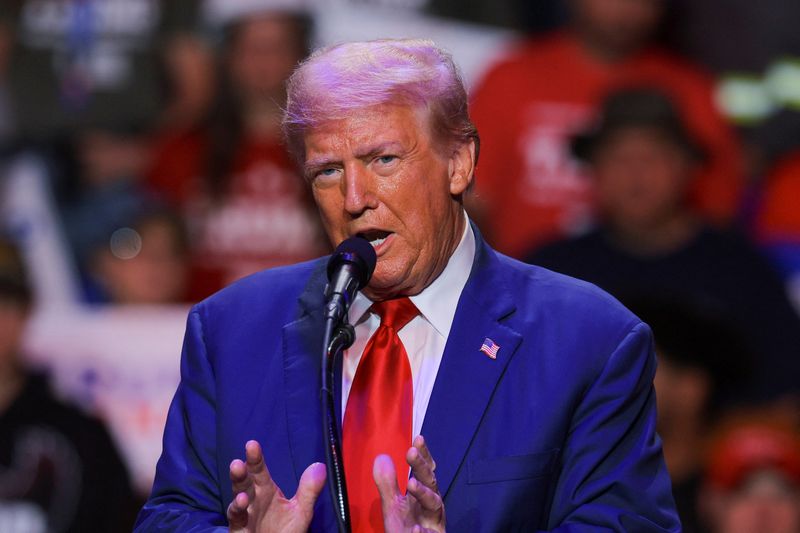 © Reuters. FILE PHOTO: Republican presidential nominee and former U.S. President Donald Trump holds a campaign rally in Indiana, Pennsylvania, U.S., September 23, 2024.  REUTERS/Brian Snyder/File Photo