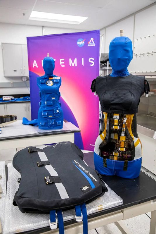 &copy; Reuters. Dois manequins da pesquisa Mare em laboratório da Nada no Kennedy Space Center, em Cabo Canaveral, na Flóridan11/01/2023nNASA/Kim Shiflett/Divulgação via REUTERS