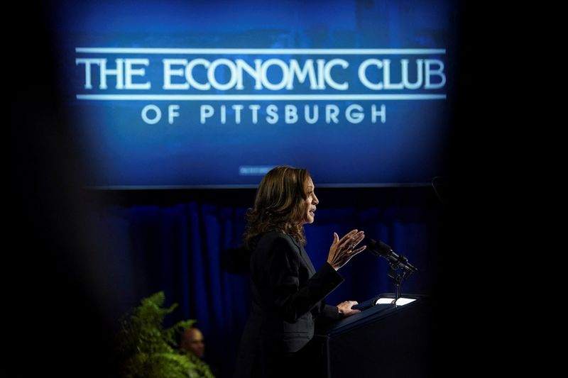 © Reuters. Democratic presidential nominee and U.S. Vice President Kamala Harris delivers remarks about the economy during a campaign event, in Pittsburgh, Pennsylvania, U.S., September 25, 2024. REUTERS/Kevin Lamarque