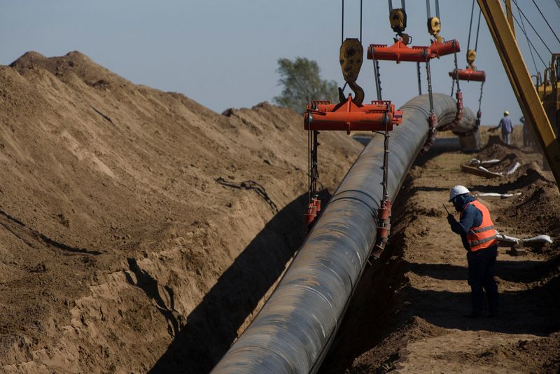 &copy; Reuters. Construção de gasoduto para transportar gás natural de Vaca Muerta, Argentinan25/04/2023nREUTERS/Martin Cossarini