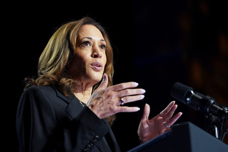 © Reuters. Democratic presidential nominee and U.S. Vice President Kamala Harris delivers remarks about the economy during a campaign event, in Pittsburgh, Pennsylvania, U.S., September 25, 2024. REUTERS/Kevin Lamarque