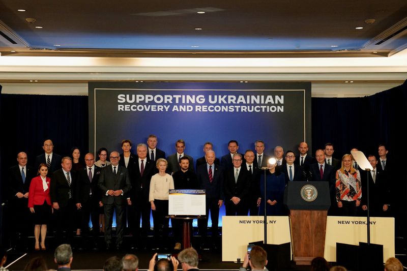 © Reuters. World leaders including President of the European Commission Ursula von der Leyen, Ukraine's President Volodymyr Zelenskiy, U.S. President Joe Biden, Greek Prime Minister Kyriakos Mitsotakis, Polish President Andrzej Duda, and President of Lithuania Gitanas Nauseda attend an event with world leaders launching a Joint Declaration of Support for Ukrainian Recovery and Reconstruction, on the sidelines of the 79th session of the United National General Assembly (UNGA) in New York City, U.S., September 25, 2024. REUTERS/Elizabeth Frantz