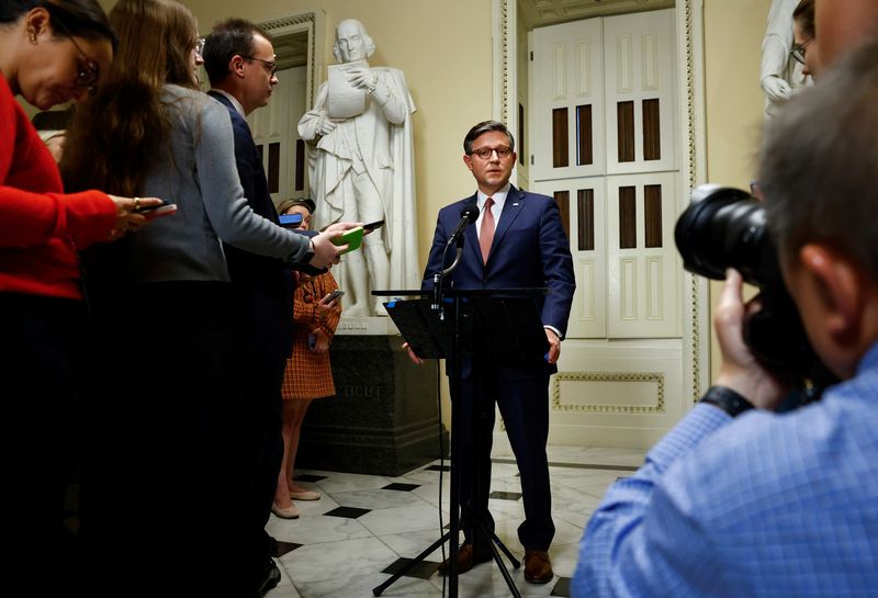 © Reuters. Speaker of the House Mike Johnson (R-LA) speaks to the media following the passage of a stopgap bill to keep the federal government funded for another three months and avert a month-end partial shutdown, at the U.S. Capitol in Washington, U.S., September 25, 2024. REUTERS/Piroschka van de Wouw