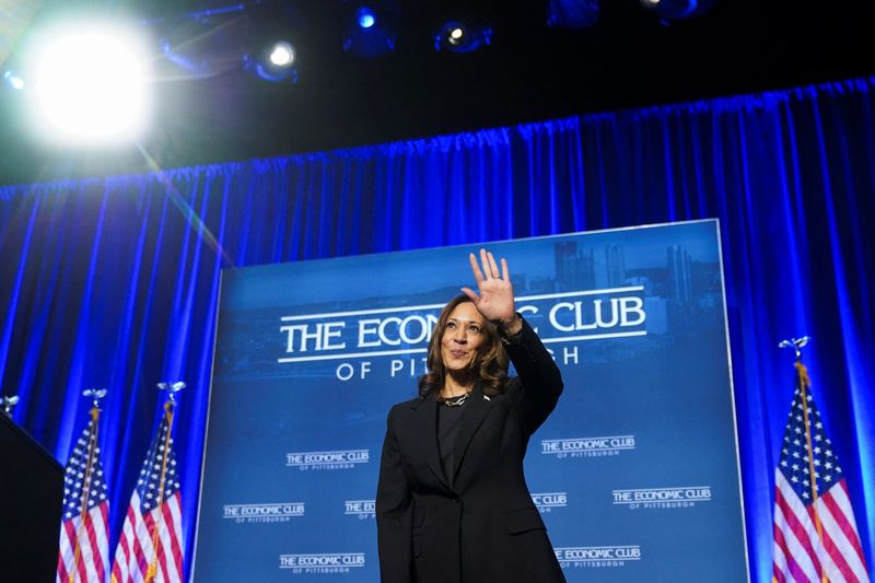 &copy; Reuters. Democratic presidential nominee and U.S. Vice President Kamala Harris waves to the audience as she departs a campaign event, in Pittsburgh, Pennsylvania, U.S., September 25, 2024. REUTERS/Kevin Lamarque