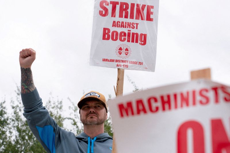 © Reuters. FILE PHOTO: A Boeing factory worker raises a fist at a picket line during the third day of a strike near the entrance to a Boeing production facility in Renton, Washington, U.S. September 15, 2024. REUTERS/David Ryder/File Photo